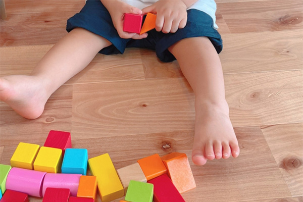 積み木で遊ぶこども